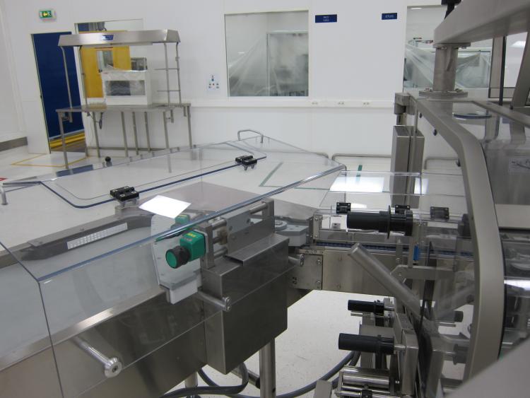 Etiqueteuse linéaire pour des ampoules, vials ou contenants cylindrique NERI BL600