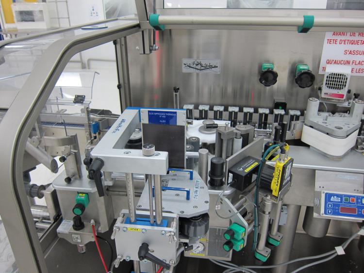 Etiqueteuse linéaire pour des ampoules, vials ou contenants cylindrique NERI BL600