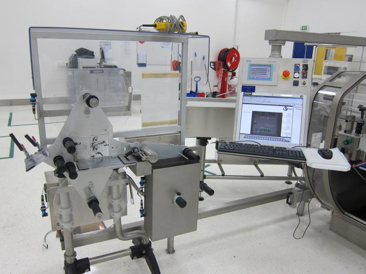 Etiqueteuse linéaire pour des ampoules, vials ou contenants cylindrique NERI BL600