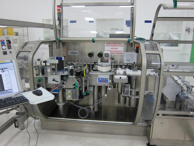 Etiqueteuse linéaire pour des ampoules, vials ou contenants cylindrique NERI BL600